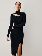 Langärmliges Midi-Strickkleid mit Stehkragen und Cut-Out